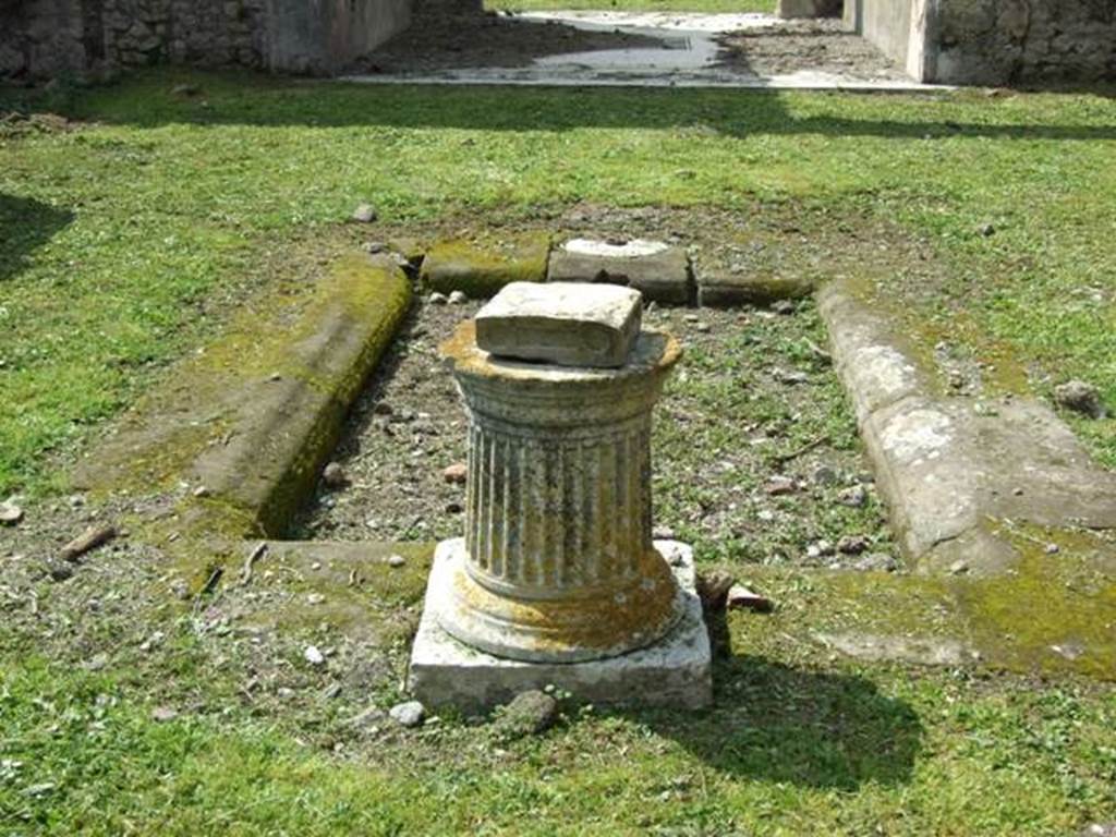 VI.15.5 Pompeii. March 2009. Room 1. Atrium. Impluvium and puteal. Looking west.