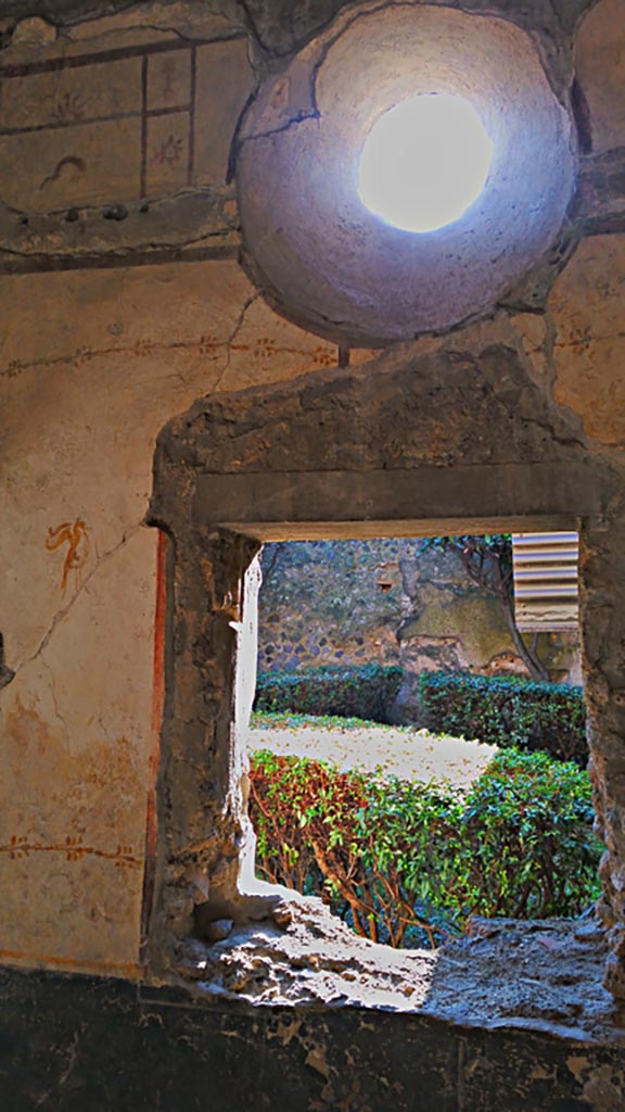 VI.15.8 Pompeii. December 2019.
South wall of cubiculum, with window overlooking garden area.
Photo courtesy of Giuseppe Ciaramella.
