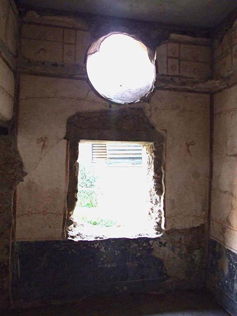 VI.15.8 Pompeii. December 2007.
Looking out at garden shrine from cubiculum at the rear of the tablinum.