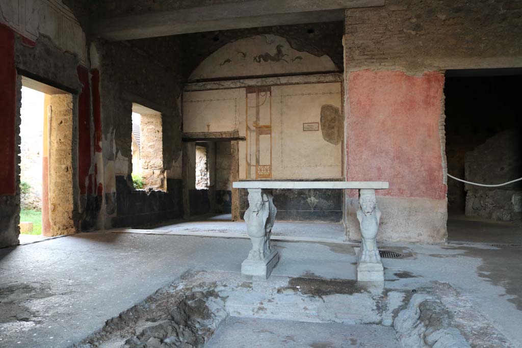 VI.15.8 Pompeii. December 2018.
Looking west across impluvium in atrium towards tablinum and doorway to kitchen, on right. Photo courtesy of Aude Durand.