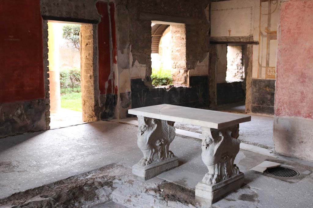 VI.15.8 Pompeii. December 2018.
Looking south-west across atrium towards doorway, and window in tablinum overlooking garden. Photo courtesy of Aude Durand.