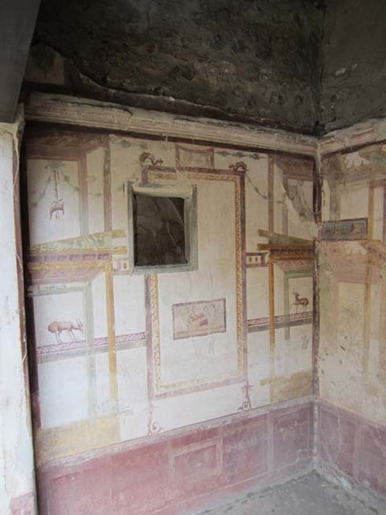 VI.15.8 Pompeii. April 2012. East wall of summer triclinium, with small window into small recess or cupboard. Photo courtesy of Marina Fuxa.