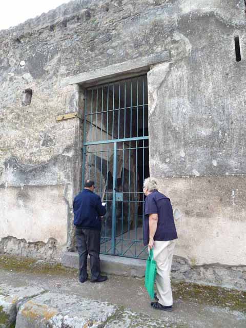 VI.15.8 Pompeii. December 2007. Entrance with painted wall on north side of entrance corridor.

