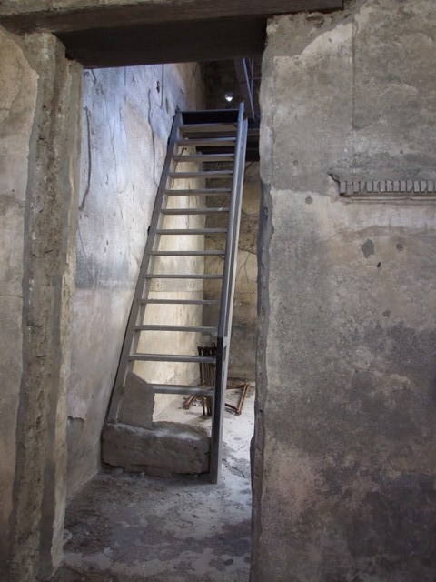 VI.15.9 Pompeii. March 2009. Kitchen area. Area without roof to give daylight to the services area.
