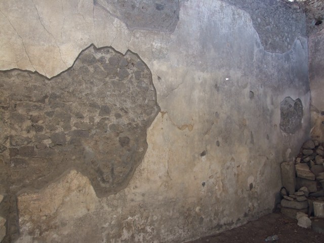 VI.15.9 Pompeii. March 2009. Triclinium. Capital.