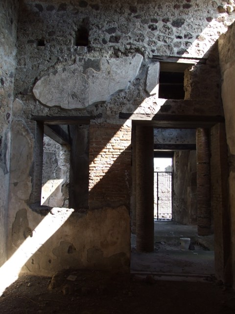 VI.15.9 Pompeii. March 2009. Triclinium. Capital.