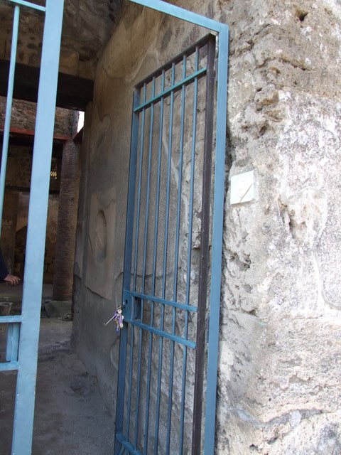 VI.15.9 Pompeii. September 2004. Entrance corridor. North wall.