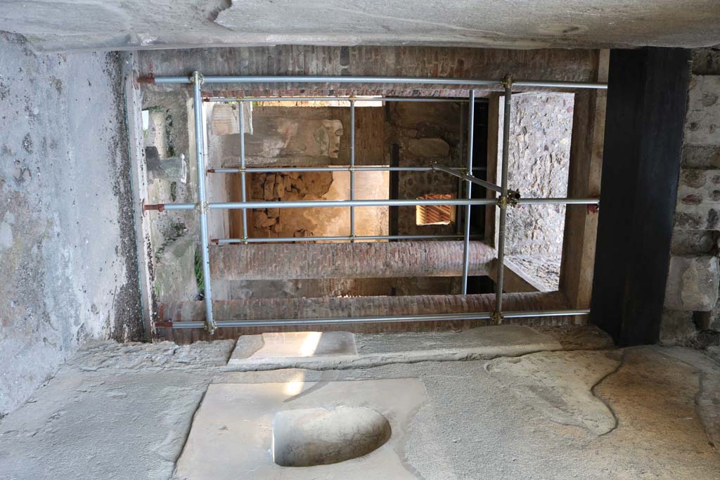 VI.15.9 Pompeii. March 2009. Niche on north wall of entrance corridor.