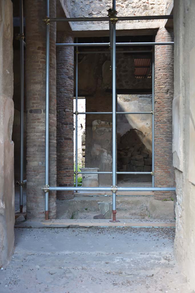 VI.15.9 Pompeii. July 2017. Looking west from entrance corridor.
Foto Annette Haug, ERC Grant 681269 D�COR.
