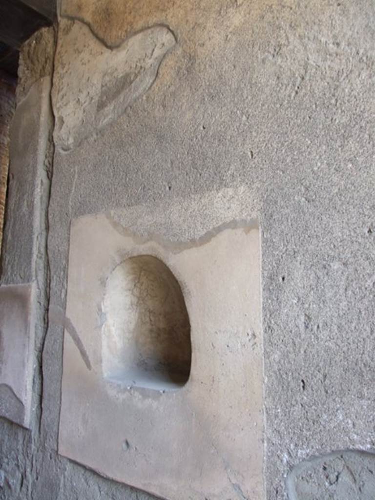 VI.15.9 Pompeii. March 2009. Niche on north side of entrance corridor.
According to Giacobelli, to the right of the niche was graffiti �
QUIS QUIS AMAT PEREAT    [CIL IV 4659].  
See Giacobello, F., 2008. Larari Pompeiani: Iconografia e culto dei Lari in ambito domestico.  Milano: LED Edizioni. (p.231)
