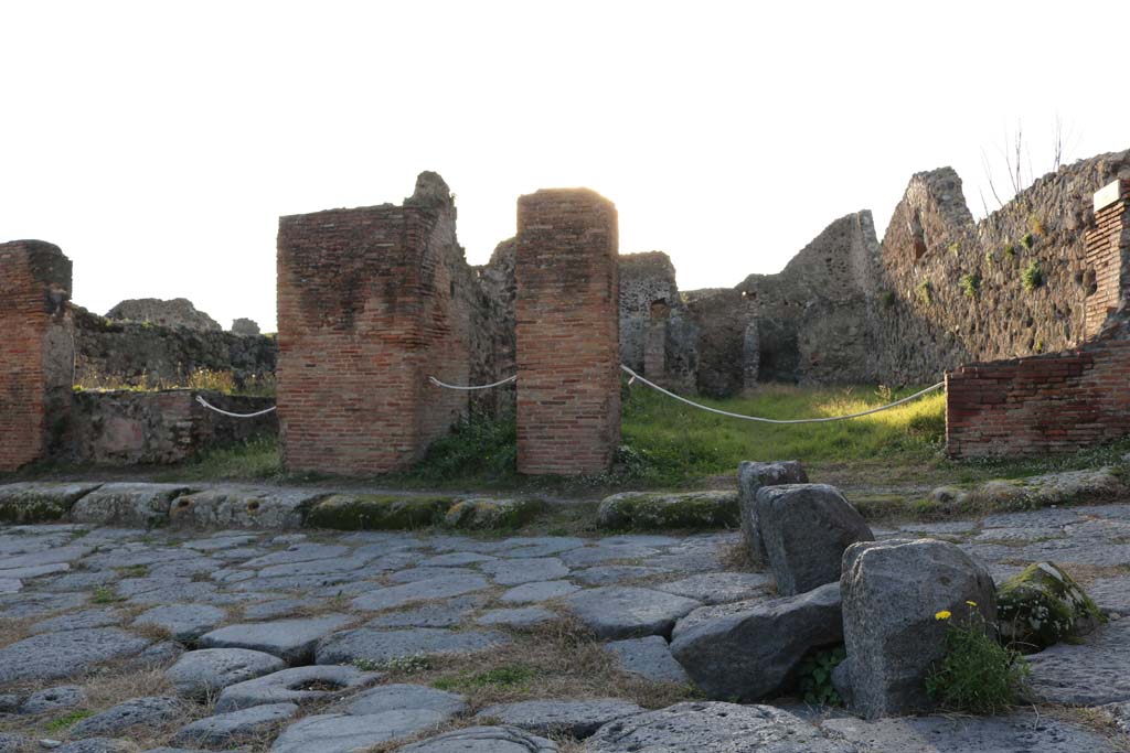 VI.15.17 Pompeii, in centre. December 2018.
Looking towards entrance doorways on west side of Vicolo dei Vettii. Photo courtesy of Aude Durand.