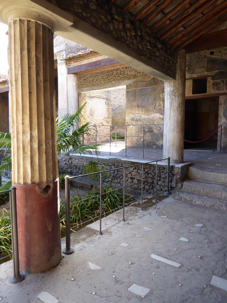 VI.16.7 Pompeii. September 2015. 
Looking south-west from north portico towards doorway to room O, in centre, and room R, on right.
Foto Annette Haug, ERC Grant 681269 D�COR.

