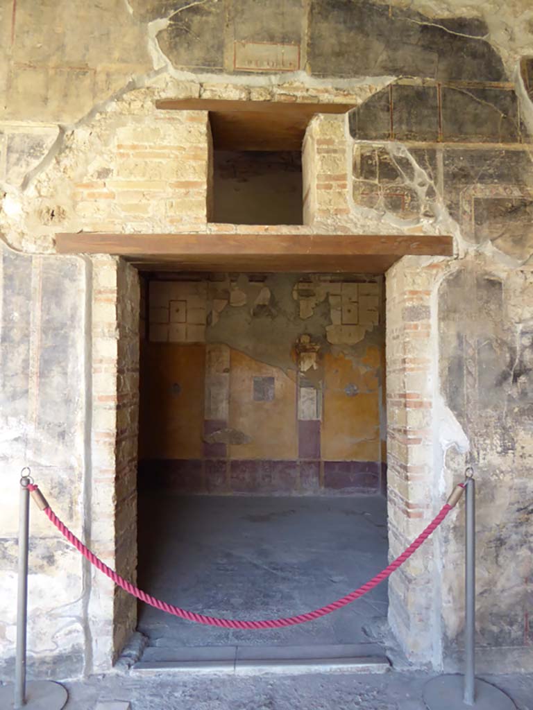 VI.16.7 Pompeii. September 2015. Room R, looking west through doorway from west portico.
Foto Annette Haug, ERC Grant 681269 D�COR.
