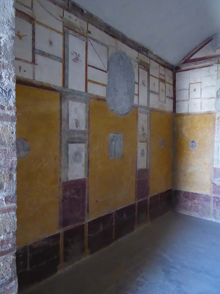 VI.16.7 Pompeii. September 2015. Room R, looking towards south wall from doorway.
Foto Annette Haug, ERC Grant 681269 D�COR.
