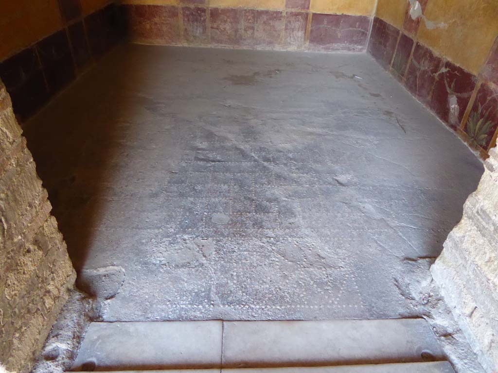VI.16.7 Pompeii. September 2015. Room R, looking west across flooring from threshold of doorway.
Foto Annette Haug, ERC Grant 681269 D�COR.

