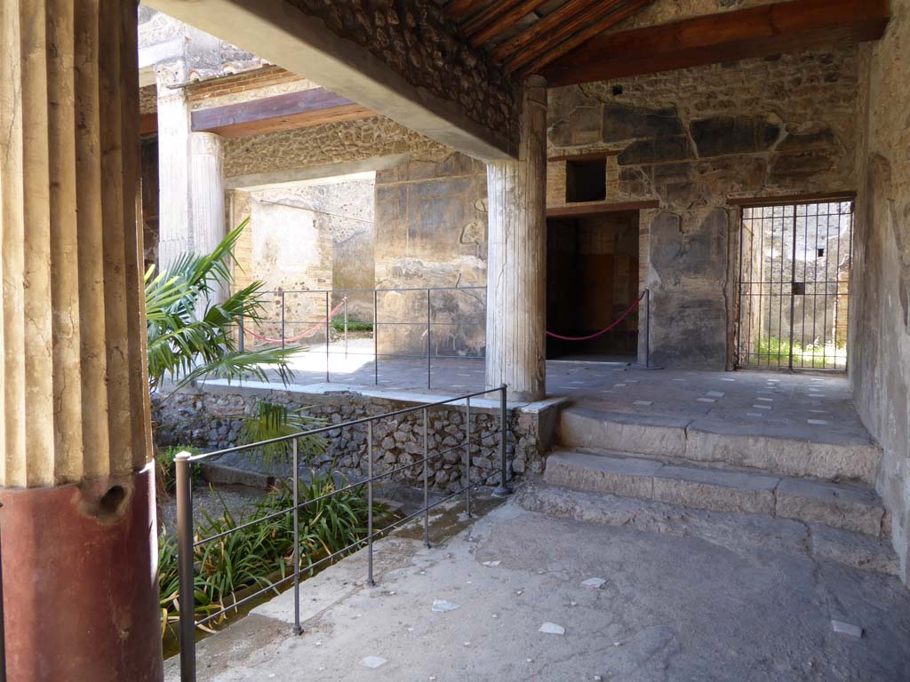 VI.16.7 Pompeii. September 2015. North-west corner of portico, looking west to doorways to room O, R, and to services area.
Foto Annette Haug, ERC Grant 681269 D�COR.
