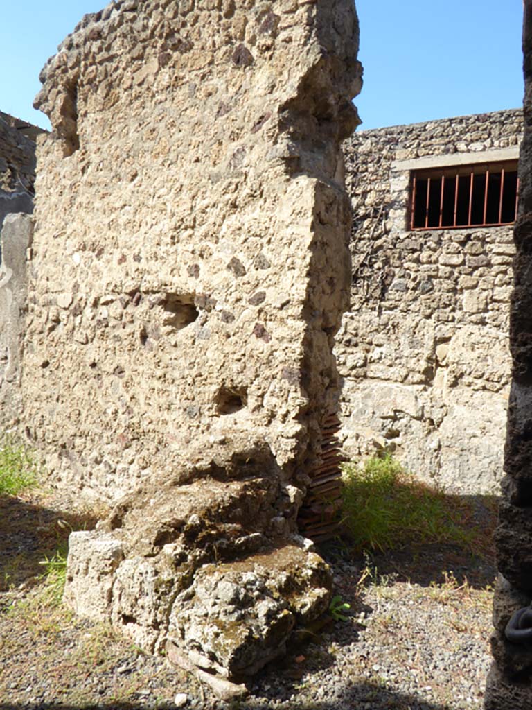 VI.16.7 Pompeii. September 2015. Looking towards stairs to upper floor against north wall of courtyard S.
Foto Annette Haug, ERC Grant 681269 DÉCOR.