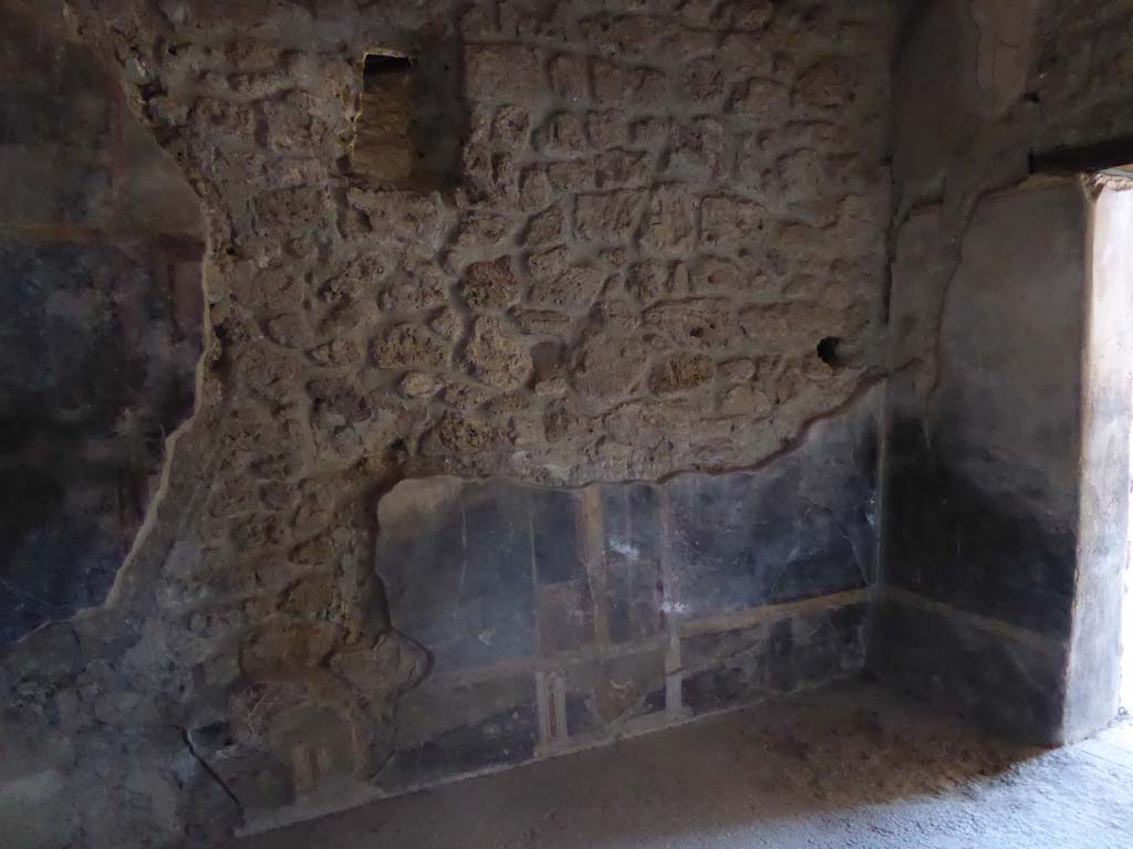VI.16.7 Pompeii. September 2015. Room M, looking towards south-east corner, with doorway to portico in south wall.
Foto Annette Haug, ERC Grant 681269 DÉCOR.