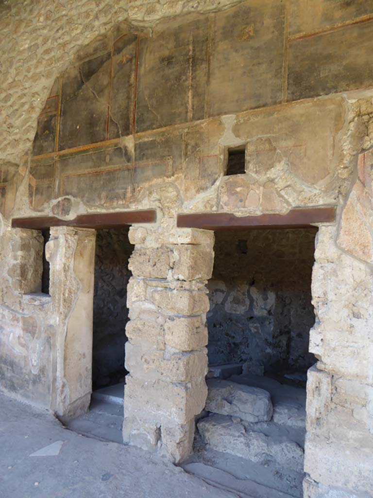 VI.16.7 Pompeii. September 2015. Doorways to rooms L and K, on north portico.
Foto Annette Haug, ERC Grant 681269 D�COR.

