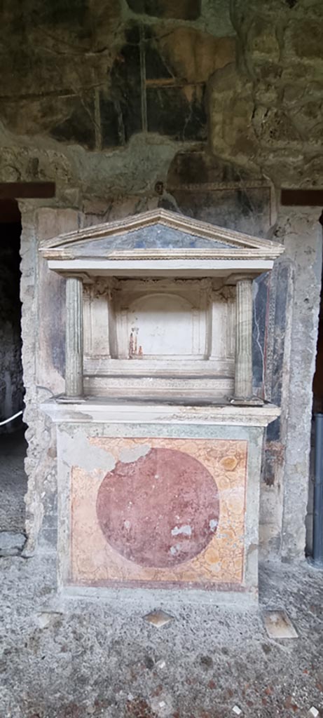 VI.16.7 Pompeii. January 2023.
Room F, north portico, looking north towards lararium and detail from wall above.
Photo courtesy of Miriam Colomer.
