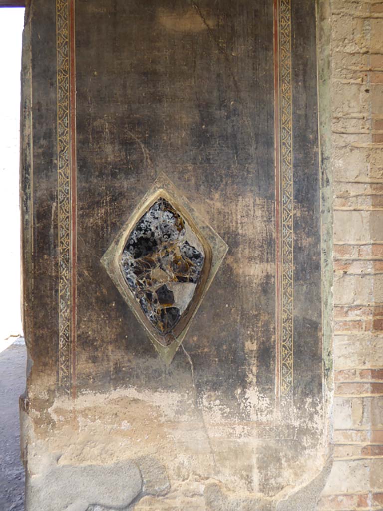 VI.16.7 Pompeii. September 2015. Looking towards wall decoration in north-east corner of portico.
Foto Annette Haug, ERC Grant 681269 DÉCOR.