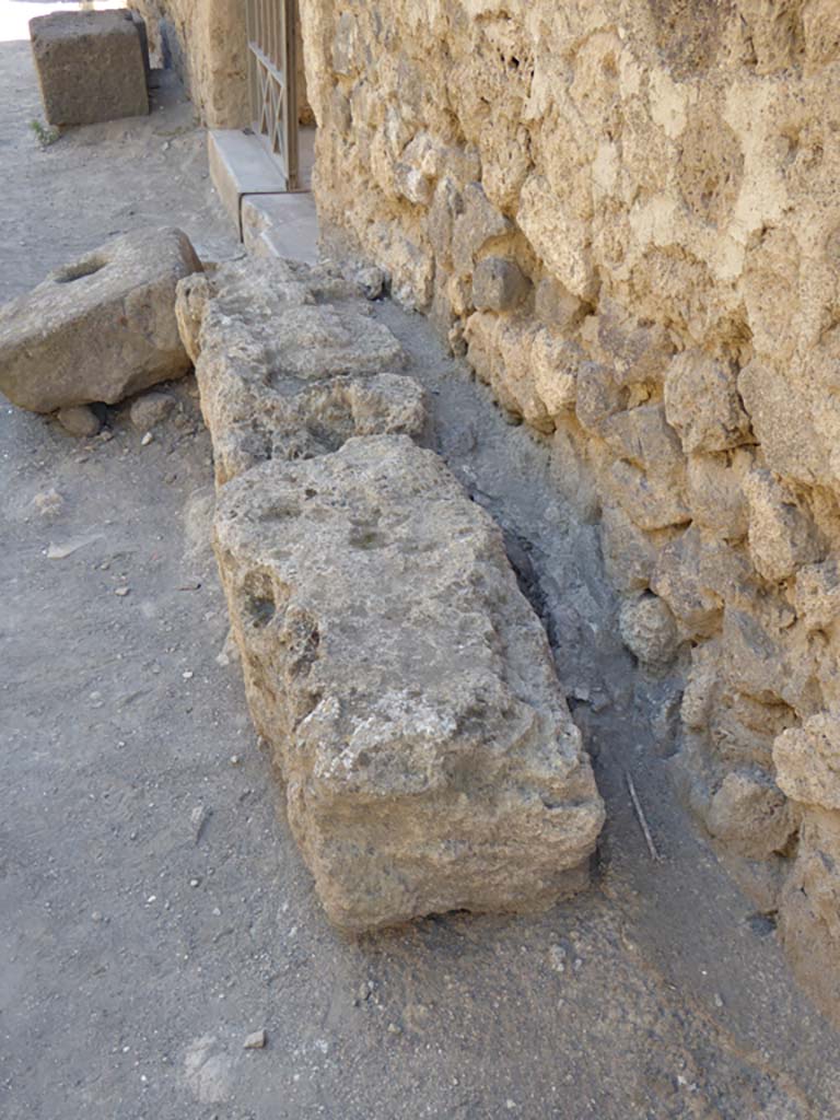 VI.16.7 Pompeii. September 2015. Looking south from north side of entrance doorway along front fa�ade.
Foto Annette Haug, ERC Grant 681269 D�COR.

