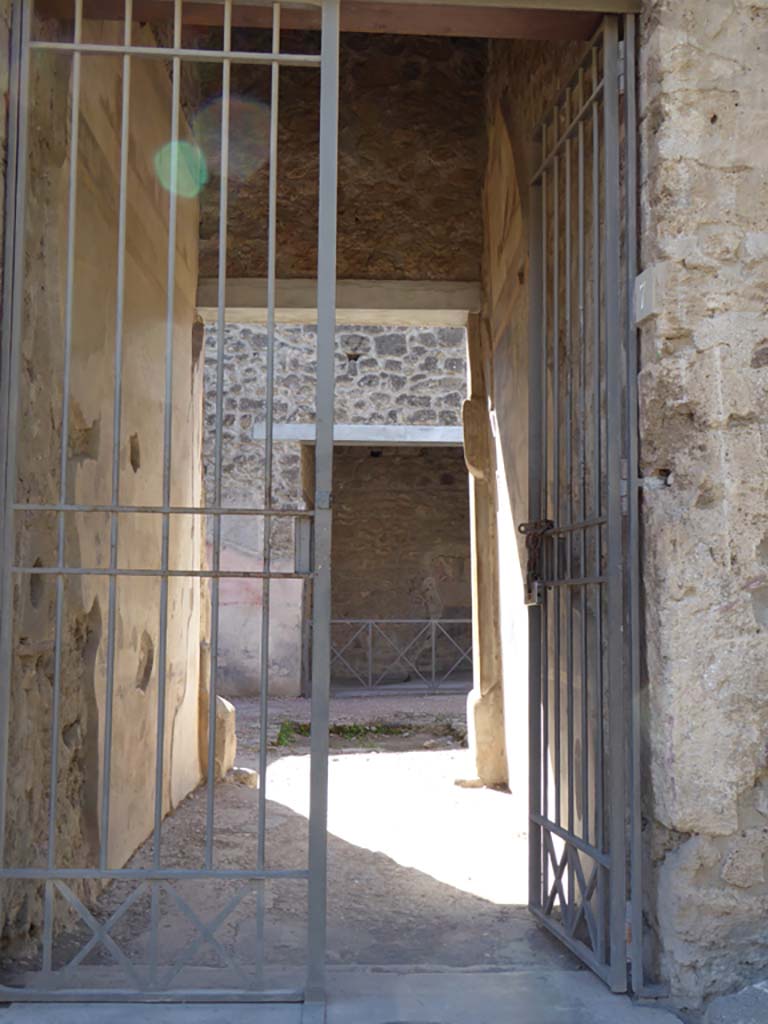 VI.16.7 Pompeii. September 2015. Looking west from entrance doorway towards atrium B.
Foto Annette Haug, ERC Grant 681269 D�COR.
