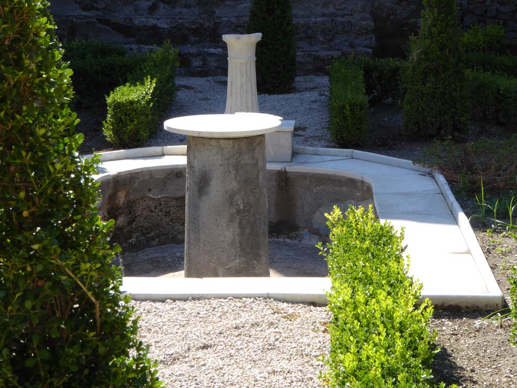 VI.16.7 Pompeii. September 2015. Room F, looking west to detail of pool in peristyle garden.
Foto Annette Haug, ERC Grant 681269 D�COR.

