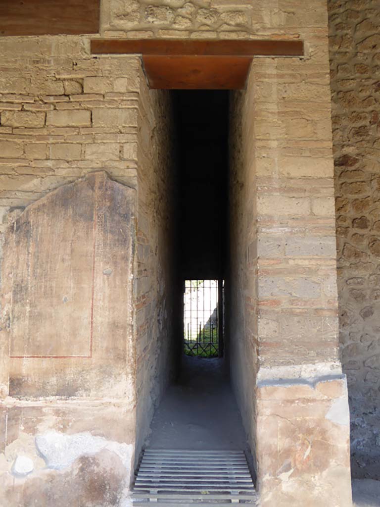 VI.16.7 Pompeii. September 2015. Looking east towards entrance to corridor 01, leading to VI.16.6.
Foto Annette Haug, ERC Grant 681269 D�COR.
