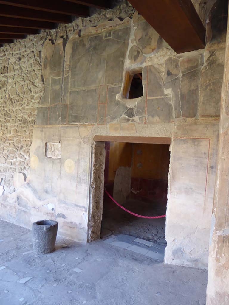 VI.16.7 Pompeii. September 2015. Doorway to room N in south wall of portico in South-west corner.
Foto Annette Haug, ERC Grant 681269 D�COR.
