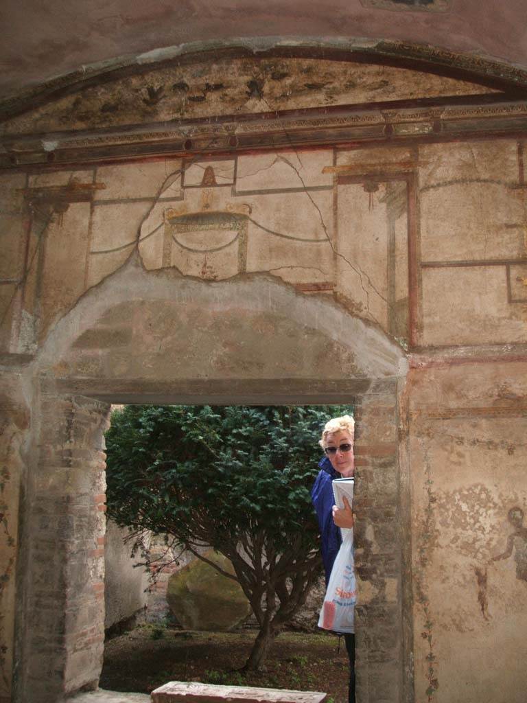VI.16.7 Pompeii. December 2004.
Room Q, diaeta or garden room. West wall with window to light yard, room P.