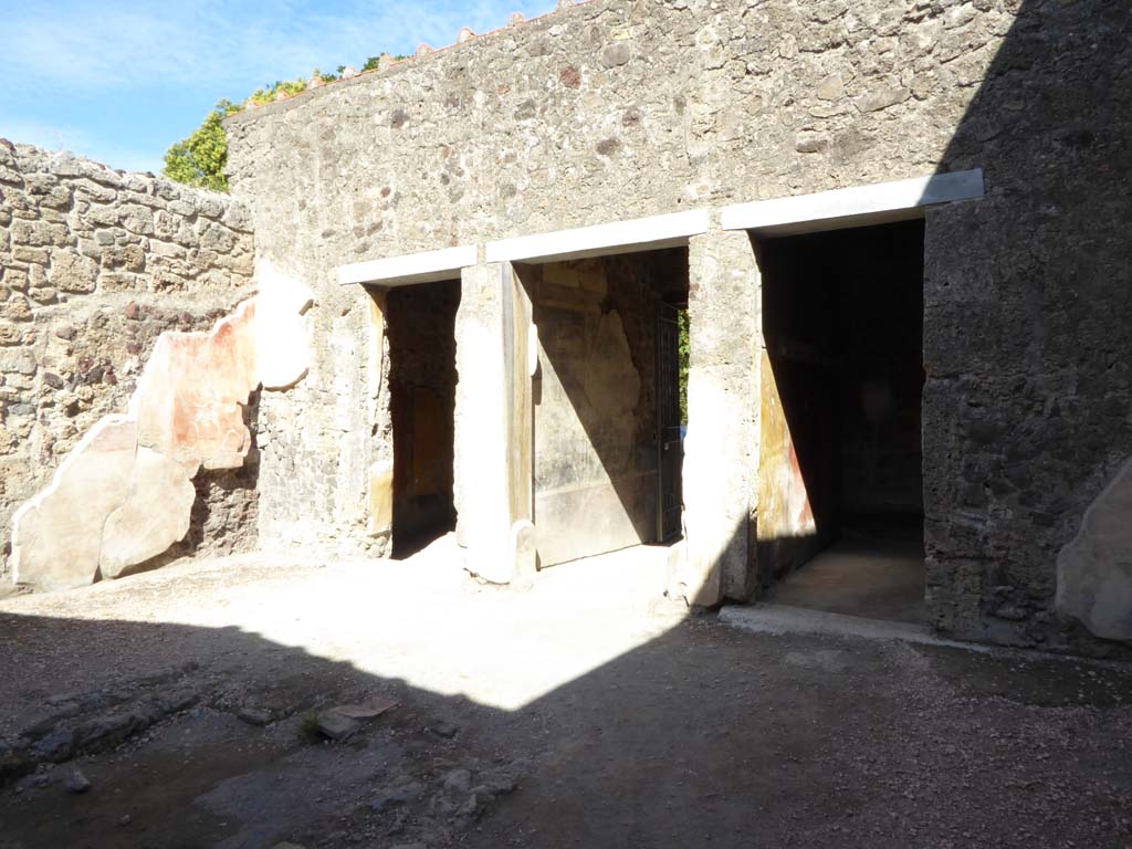 VI.16.7 Pompeii. September 2015. Looking towards north-east side of atrium B, with doorways to rooms C, A and D.
Foto Annette Haug, ERC Grant 681269 DÉCOR.