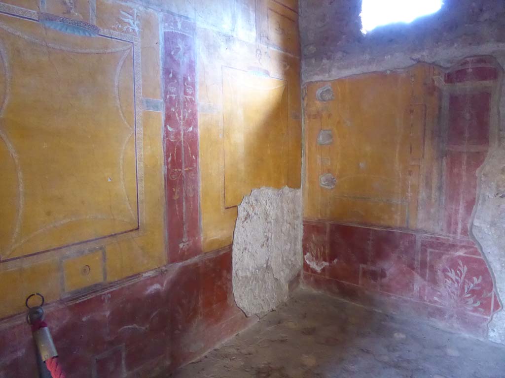 VI.16.7 Pompeii. September 2015. Room N, looking towards south-east corner.
In this room are painted a number of portraits, candelabra with birds and plants, jugs, cups and statues, griffins and other creatures.
Foto Annette Haug, ERC Grant 681269 DÉCOR.
