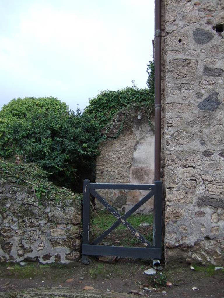 VI.16.14 Pompeii. December 2005. Entrance doorway. According to NdS, on the northern wall of the workshop of VI.16.13 was a trace of the wooden staircase that led to the upper rooms. This was accessed from the Via del Vesuvio, or sometimes called Via Stabiana, at doorway VI.16.14. This doorway however, also gave access to a small latrine, as well as to the stairs. See Notizie degli Scavi di Antichit�, 1908, (p.62).
