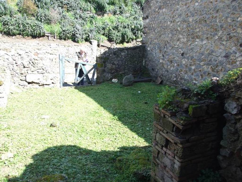 VI.16.18 Pompeii. March 2009. Looking east towards entrance, from doorway of rear room. On the left of the entrance, (but on the right side of this photo) according to Eschebach was a hearth and latrine. See Eschebach, L., 1993. Geb�udeverzeichnis und Stadtplan der antiken Stadt Pompeji. K�ln: B�hlau. (p.228). In NdS it said that a big hearth was in the north-east corner of the atrium room. The latrine was in the south-east corner. See Notizie degli Scavi di Antichit�, 1908, (p.180).
