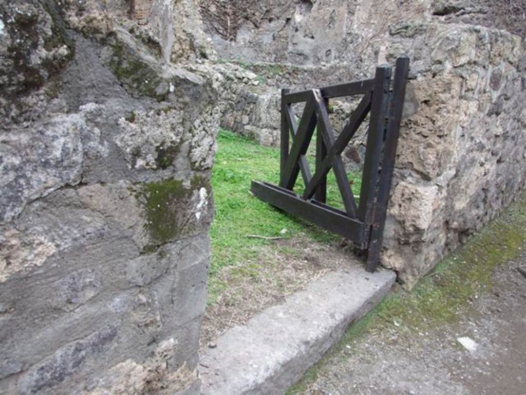 VI.16.18 Pompeii. December 2007. Entrance and sill. According to NdS, this doorway has a threshold of lava, and would have had wooden doorjambs. See Notizie degli Scavi di Antichit�, 1908, (p.180).
