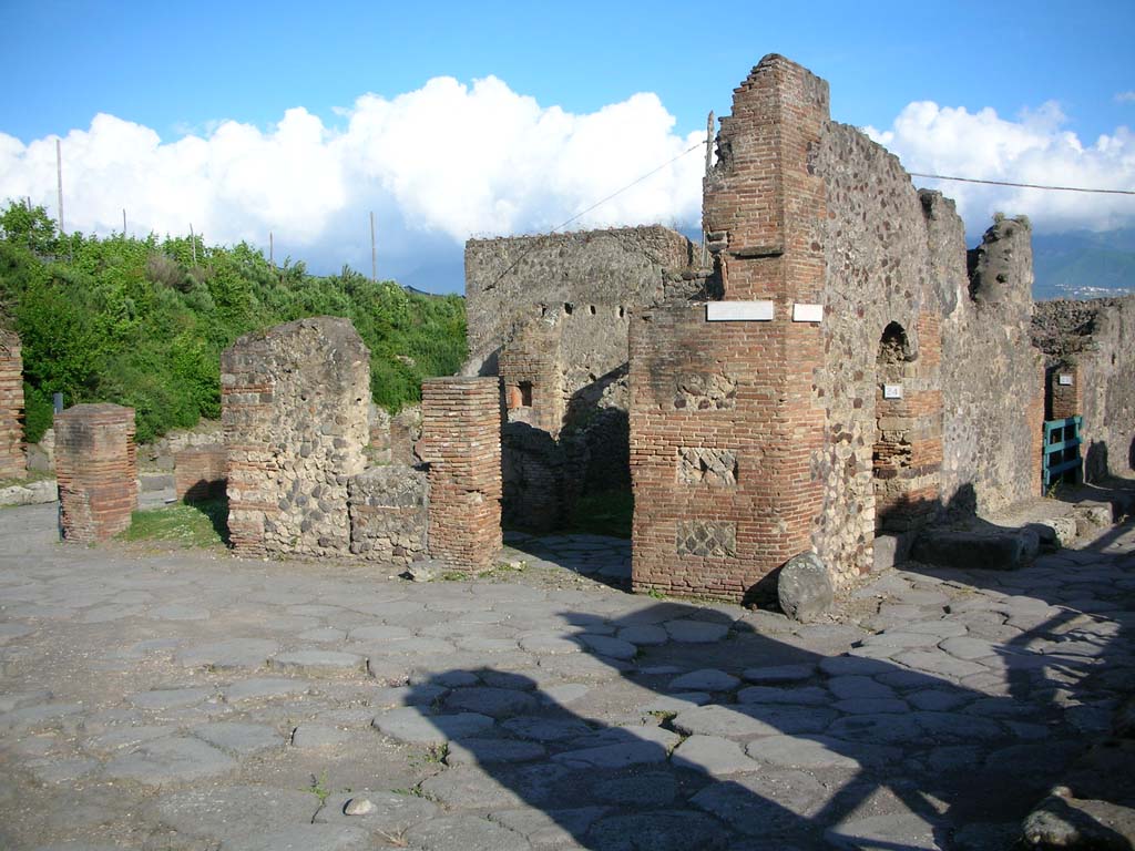 VI.16.23, in centre, Pompeii. May 2010.
Looking towards entrance doorway, with Vicolo dei Vettii, on right. Photo courtesy of Ivo van der Graaff.