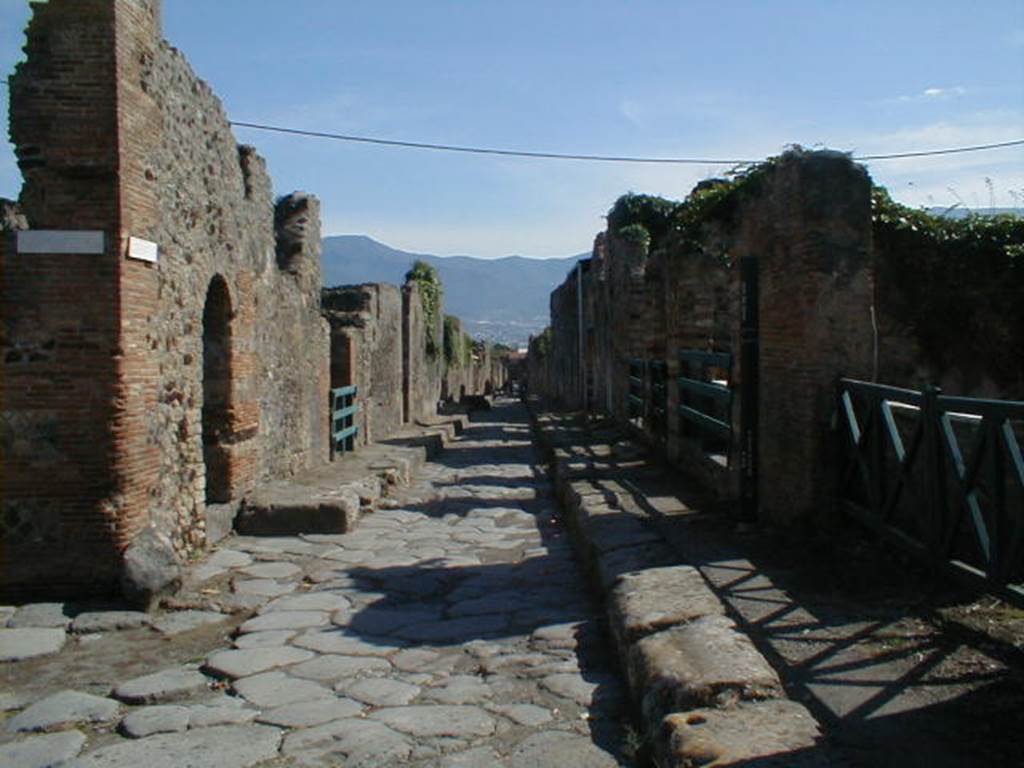 VI.16.23
Possible STATIO VINDEMITORUM (grape-gatherers’ post)
Linked to VI.16.20, VI.16.22 and VI.16.24
VI.16.23 Vico dei Vettii looking south VI.15
