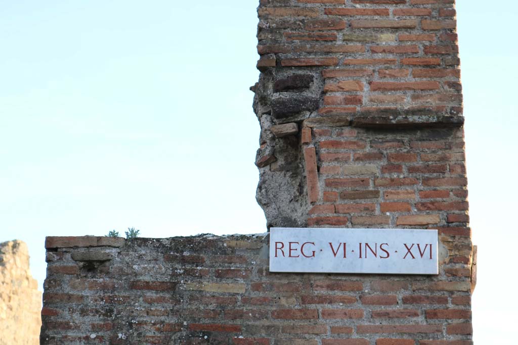 VI.16.23 Pompeii. December 2018.
Detail of masonry above west pilaster, with insula identification plaque. Photo courtesy of Aude Durand.