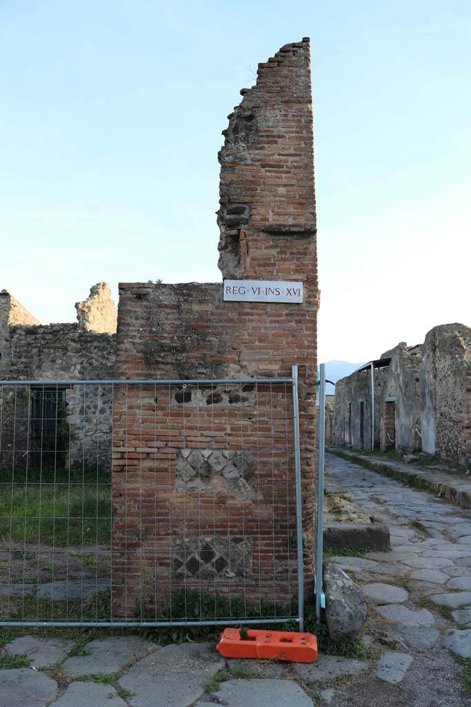 VI.16.23 Pompeii. December 2018.
Looking south to pilaster on west side of entrance doorway. Photo courtesy of Aude Durand.