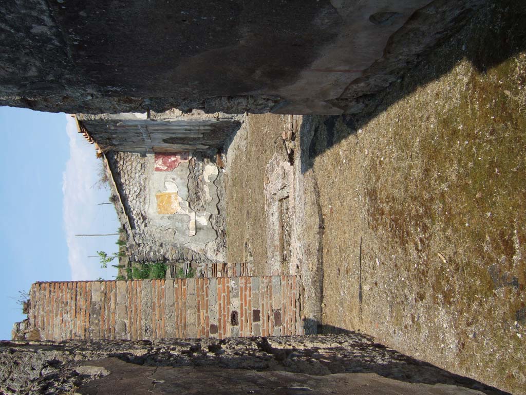 VI.16.26 Pompeii. September 2004. Looking east from entrance corridor across atrium.