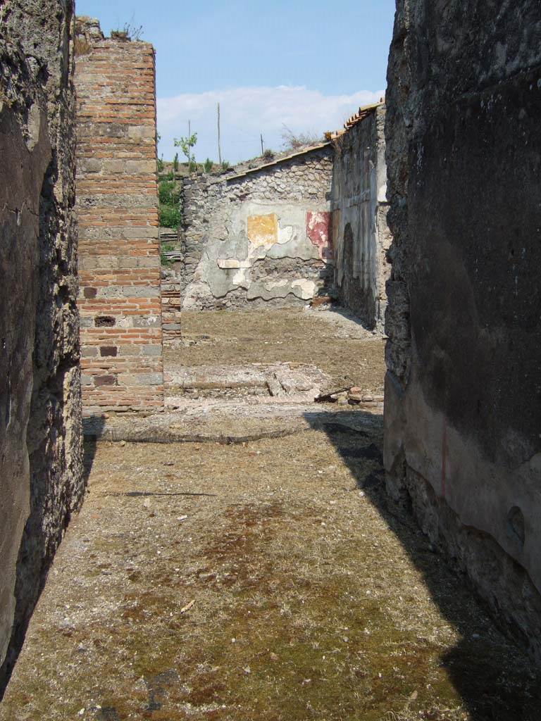 VI.16.26 Pompeii. May 2006. Looking east across impluvium in atrium.