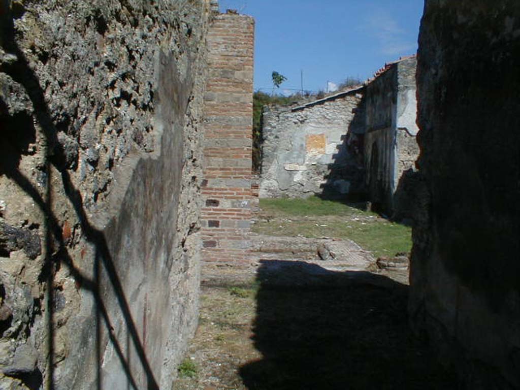 VI.16.26 Pompeii. May 2006. East wall of atrium.