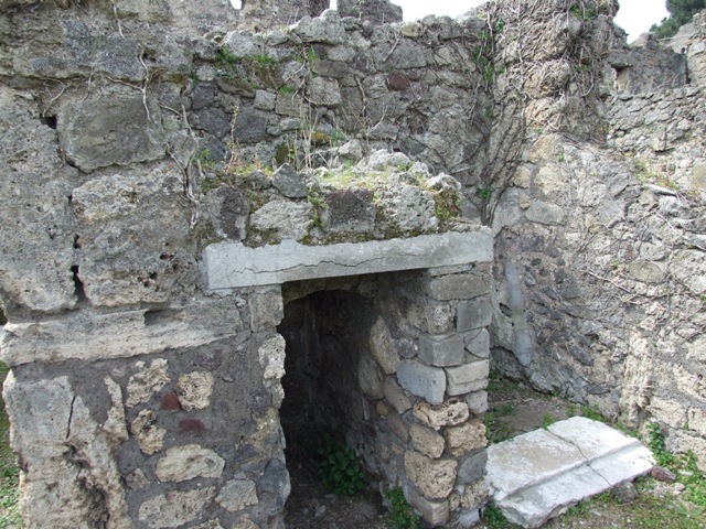 VI.16.27 Pompeii. March 2009. Room 2. Dog-house?, next to small room with marble sill.