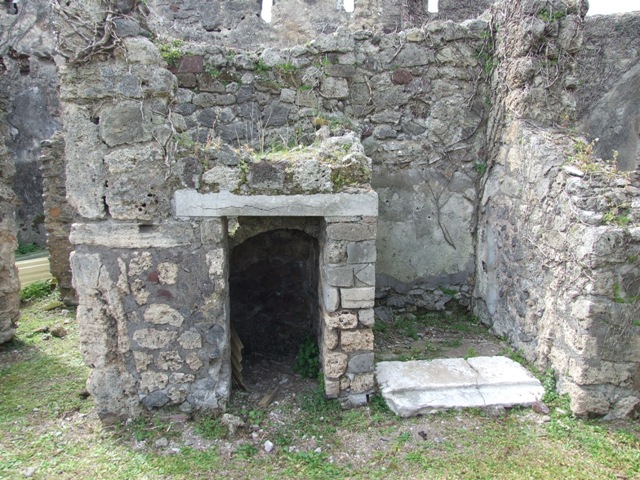 VI.16.27 Pompeii. March 2009. Doorway to Room 7. Looking north.