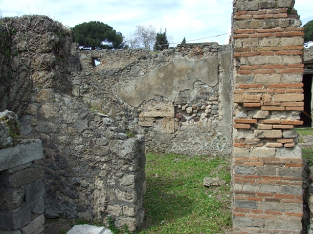 VI.16.27 Pompeii. March 2009. Looking south east across North Portico to Peristyle garden.