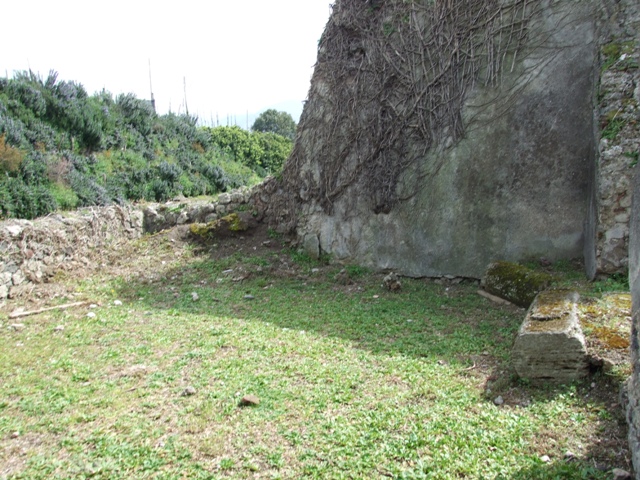 VI.16.27 Pompeii.  March 2009. Small Corridor, looking south, to Doorways of Rooms 10, 9 and 8.

