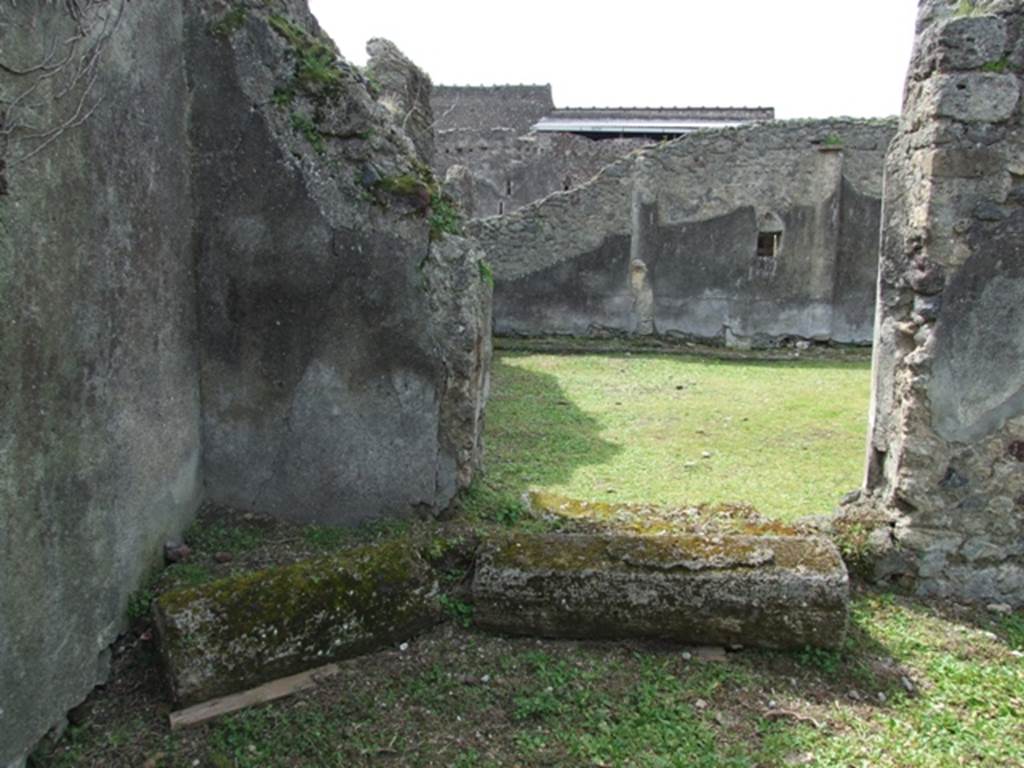 VI.16.27 Pompeii.  March 2009.  Room 8, Oecus.  West wall with window onto garden.