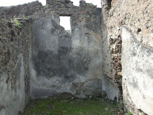 VI.16.27 Pompeii. March 2009. Room 16, Atrium. Looking east to area that used to have a dividing wall (destroyed)and was originally two rooms.
