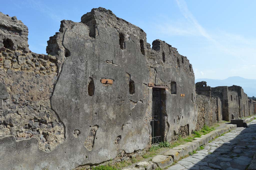 VI.16.27 Pompeii. March 2019. Looking south along east side of Vicolo dei Vettii towards entrance doorway.
Foto Taylor Lauritsen, ERC Grant 681269 D�COR.
